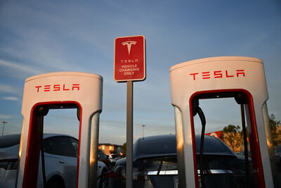  Tesla richiama oltre 1 milione di auto e aumenta tariffe Supercharger 