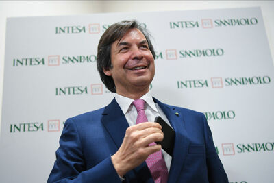 Intesa Sanpaolo alza il velo sui conti e batte le attese: utile netto in aumento 