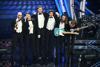  Sanremo 2020, i Pinguini Tattici Nucleari Adottano 100 Pinguini 
