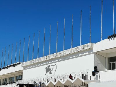  Venezia 79: ecco tutti i premi assegnati. Leone dâ Oro per âAll the beauty and the bloodshedâ | Domanipress 