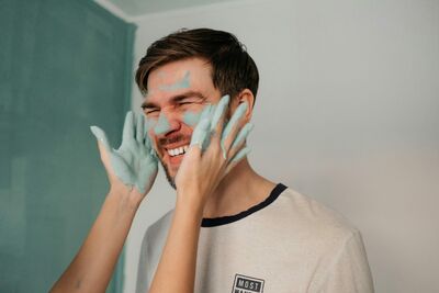  Spopola in america il lookmaxing. Si martellano la faccia per diventare perfetti: il trend assurdo che sta arrivando anche in Italia | Domanipress 
