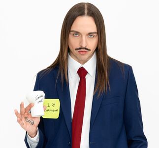  Tommy Cash conquista Milano a colpi Di “Espresso Macchiato” (e caffè Gratis) : il pop surrealista sbarca all’Eurovision con un’installazione vivente | Domanipress 