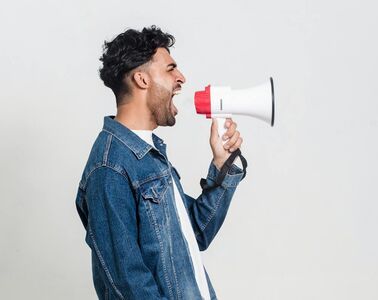  La voce che incanta: celebriamo la giornata nazionale della voce con 5 icone vocali italiane e i consigli Di un esperto | Domanipress 