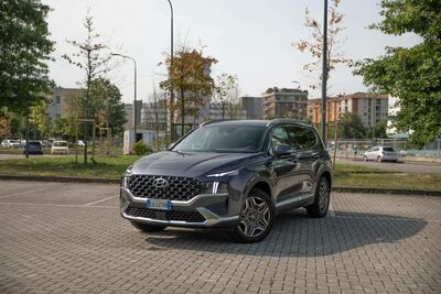  Prova, Hyundai Santa Fe: il SUV ibrido che fa invidia alle tedesche | MotorLabs 