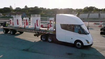  Il camion elettrico Tesla Semi consegna a Laguna Seca un Supercharger prefabbricato 