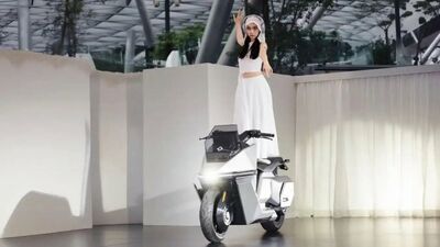  OMO X: la prima moto elettrica auto-bilanciante al mondo entra in produzione con tecnologia derivata dall'aerospazio 