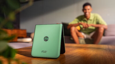 Motorola lancia razr 60 Ultra e razr 60, i Nuovi smartphone foldable con moto ai 