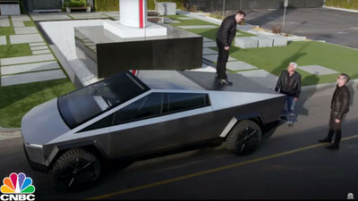  Tesla Cybertruck protagonista al Jay Leno' s Garage: ecco l'intero episodio 