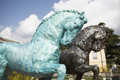  OMBRE E PRESENZE. A Cernobbio le opere di Davide Dall’Osso, artista che trasforma materiali di scarto industriale in sculture di forte intensità poetica | Travelling Interline 