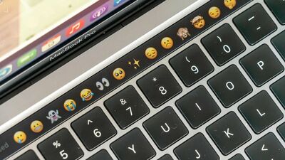  Apple immagina un MacBook con... tante 'Touch Bar' | Brevetto 