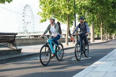  Casco e luci posteriori, in arrivo nuove regole per i ciclisti: tutto sulla nuova proposta di Legge 
