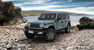  Jeep richiama oltre 370.000 Plug-in, rischio incendio: non caricatele e parcheggiatele lontano 