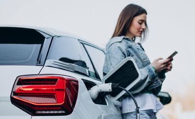  Auto Ibride ed elettriche: boom di immatricolazioni. RC Auto più leggere 