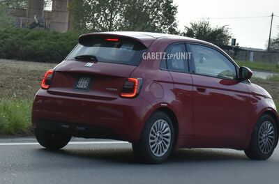  Nuova FIAT 500 Hybrid, la 3+1 della city car ibrida si fa vedere su strada 