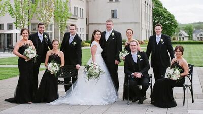  Damigelle in nero: il nuovo trend neo-goth che riscrive le regole dei matrimoni più chic 