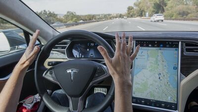 Autopilot Tesla, viaggiava da solo sul sedile posteriore: arrestato 