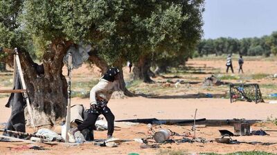  Tunisia, un migrante ucciso a revolverate, poi le ruspe sulle tende dei profughi, infine le fiamme 