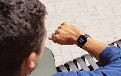  Fitbit Versa 3: smartwatch di design con GPS a prezzo WOW (-39%) 