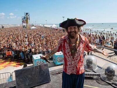  Jovanotti, sold out la tappa di Viareggio del Jova Beach Party 