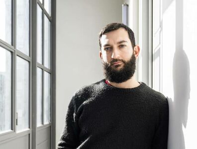  Vasco Brondi, primo disco con il suo nome: «Basta con la corsa a chi ha numeri più grandi» 